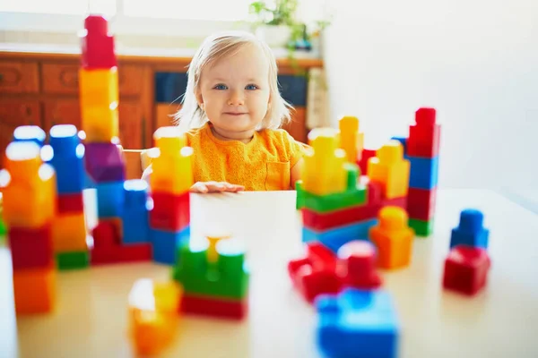 可爱的小女孩在家里玩五颜六色的塑料建筑块 在幼儿园或幼儿园 创意游戏和孩子们呆在家里娱乐 — 图库照片