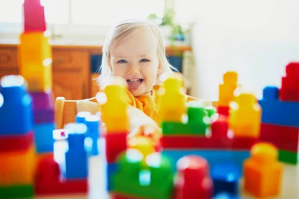 Очаровательная Маленькая Девочка Играет Красочными Пластиковыми Блоками Дома Детском Саду — стоковое фото