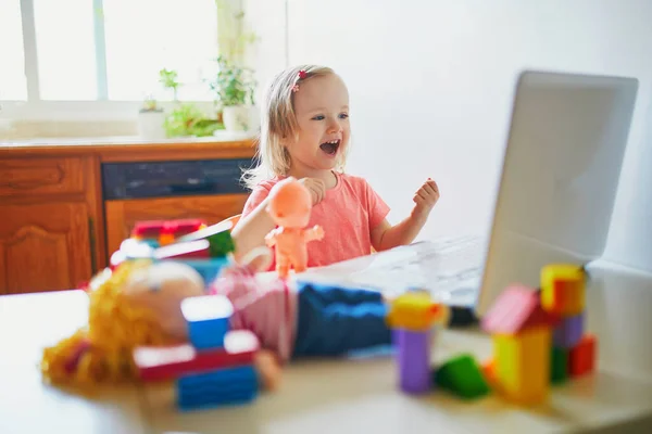 Щаслива Дівчинка Ноутбуком Іграшками Малюк Використовує Комп Ютер Спілкування Друзями — стокове фото