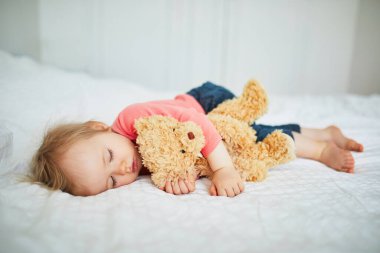 En sevdiği oyuncakla yatan sevimli kız bebek. Küçük çocuk bir gün şekerleme yapıyor ve oyuncak ayıya sarılıyor. Kreşte dinlenen bebek çocuk