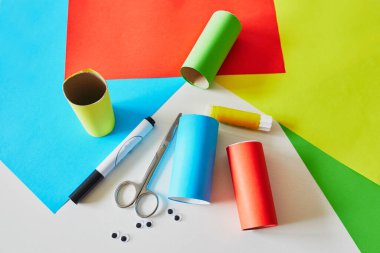 Tuvalet kağıdı tüpü ve renkli kağıtlardan komik yaratıklar yapmak. Çocuklarla gerçekleştirmek için basit bir çevre dostu fikir. Çocuklar için evde kalıp eğlenin. Adım adım talimat, adım 3