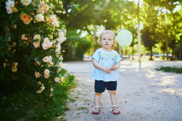 Adorabile Bambina Con Palloncino Verde All Aperto Nel Parco Una — Foto Stock