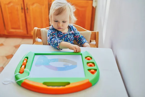 Menina Adorável Desenho Tela Mágica Magnética Casa Jardim Infância Pré — Fotografia de Stock