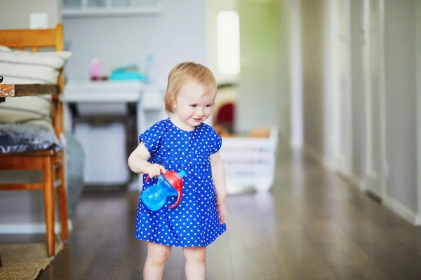 Menina Bebê Vestido Azul Colocando Sua Garrafa Água Mesa Criança — Fotografia de Stock