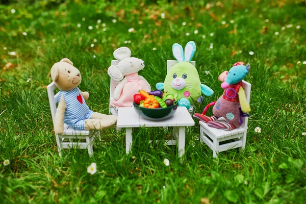 Brinquedos Suaves Que Têm Jantar Com Estatuetas Barro Frutas Legumes — Fotografia de Stock