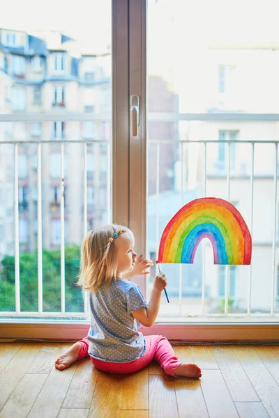 Förtjusande Barn Flicka Måla Regnbåge Fönsterglaset Som Tecken Hopp Kreativa — Stockfoto