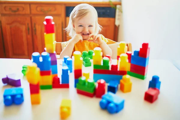Чарівна Маленька Дівчинка Грає Барвистими Пластиковими Будівельними Блоками Вдома Дитячому — стокове фото