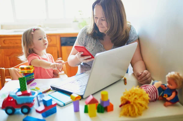 疲れ果て ストレスの多い母親は幼児と一緒に家から働いています コロナウイルス発生時の隔離および閉鎖保育所 仕事中の子供は騒音や不穏な女性を作ります 子供とのフリーランスの仕事 — ストック写真