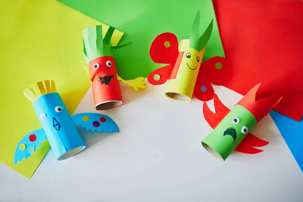 Tuvalet Kağıdı Tüpü Renkli Kağıtlardan Komik Yaratıklar Yapmak Çocuklarla Gerçekleştirmek — Stok fotoğraf
