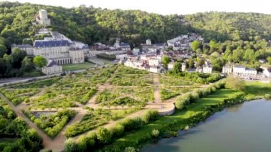 La Roche-Guyon 'un Fransa' nın kuzeyindeki Le-de-France 'daki Val-d' Oise departmanındaki olağanüstü sebze bahçesinin manzarası. Fransa 'nın en güzel köylerinden biri.