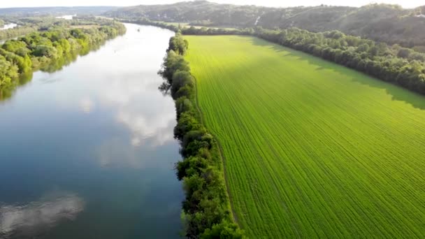 Vue aérienne panoramique de la Seine avec des bateaux et des barges et des champs verts dans la campagne française. Département du Val d'Oise, Ile-de-France, Nord de la France 