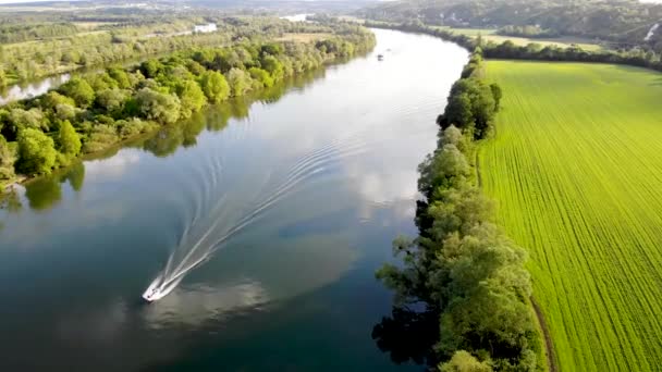 Живописный Вид Реку Сена Судов Грузовых Барж Зеленых Полей Французской — стоковое видео