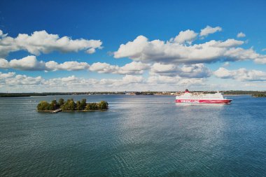 HELSINKI, FINLAND - 23 Haziran 2019: Helsinki, Finlandiya 'dan kalkan viking hattı feribotunun havadan görünüşü