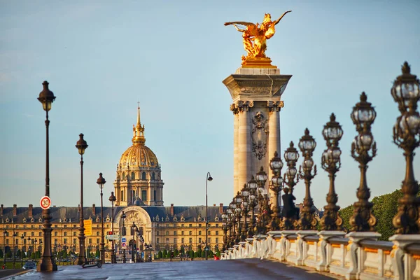 フランス 2020年5月21日 アレクサンドル3世橋とアンヴァリッド大聖堂 コロナウイルス発生中の観光客なしでパリの空の通り フランスの観光に対するCovidパンデミックの影響 — ストック写真