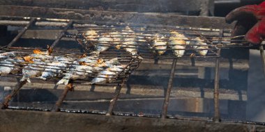 Sıcak kömür üzerinde kızarmış balık.