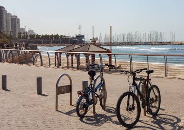 Bisiklet üzerinde gezinti.