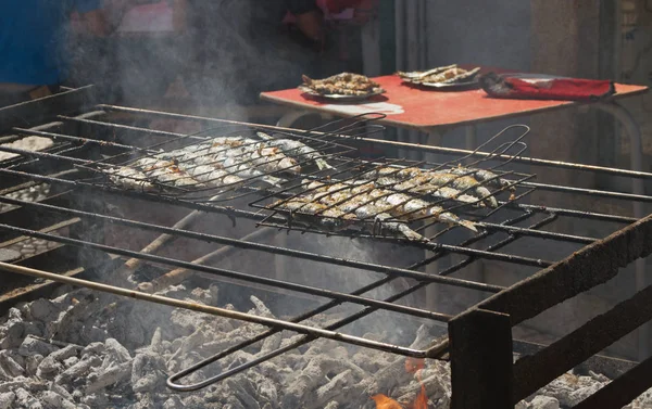 Gebratener Fisch auf einer heißen Kohle. — Stockfoto