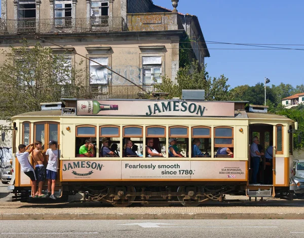 Tramvaj v centru Porto. — Stock fotografie