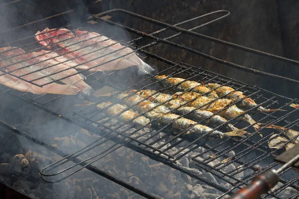 Gebratener Fisch auf einer heißen Kohle. — Stockfoto