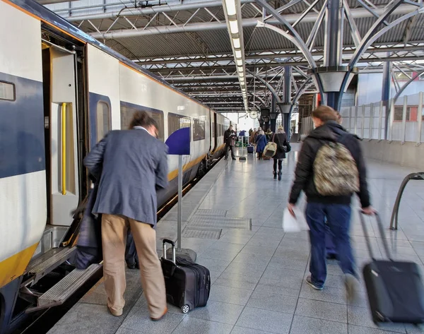 Människor i en järnvägsstation i London. — Stockfoto