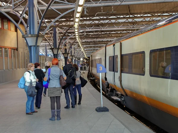 People in a train station in the London. — Stock Photo, Image