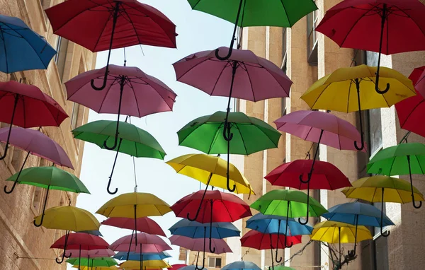 Многоцветные зонтики на улице . — стоковое фото