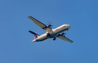 Göğe küçük uçak.