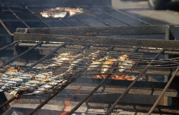 Gebratener Fisch auf einer heißen Kohle. — Stockfoto