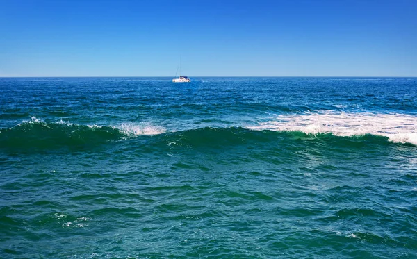 Mar Mediterrâneo ondulado . — Fotografia de Stock