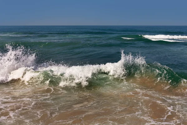 Mar Mediterrâneo ondulado . — Fotografia de Stock