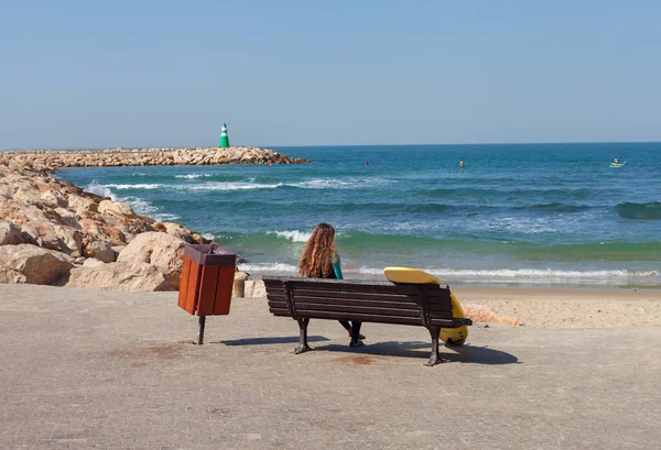 Surfista in panchina . — Foto Stock