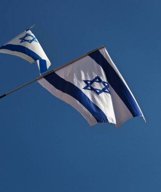 İki İsrail bayrakları.