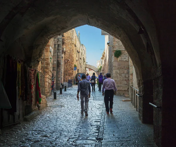 Vista a la calle a través del arco en la ciudad vieja de Jerusalén . — Foto de Stock