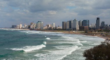 Tel Aviv yukarıda karanlık gökyüzü.