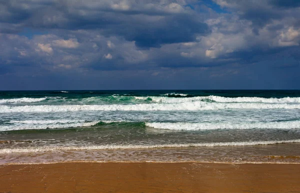 波状の暖かい海. — ストック写真