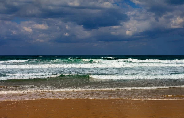 Vågig varma havet. — Stockfoto