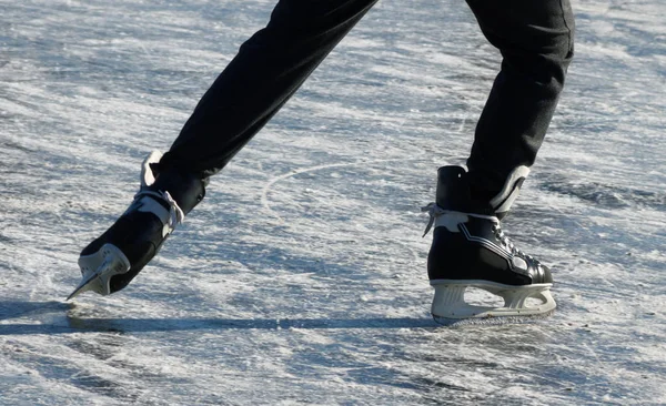 凍った湖の上でスケート. — ストック写真