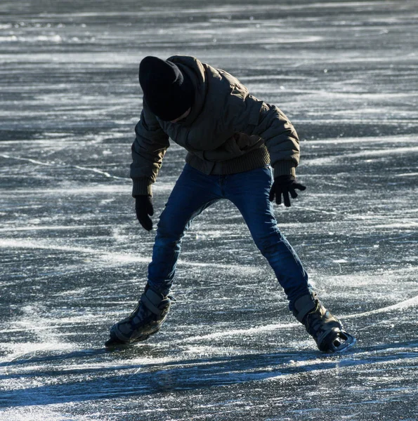 Patinagem em um lago congelado . — Fotografia de Stock