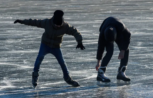 在结冰的湖面上滑冰. — 图库照片