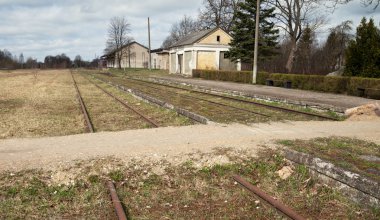 Terk edilmiş tren yolu.