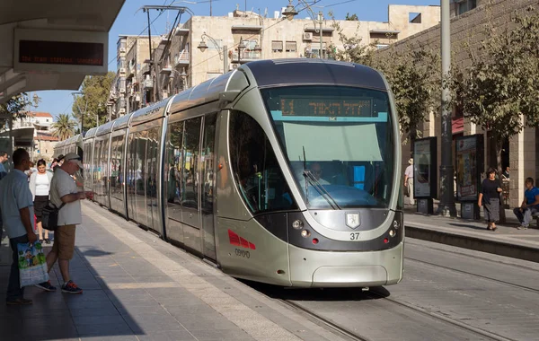 Straßenbahn auf der Straße von jerusalem. — Stockfoto