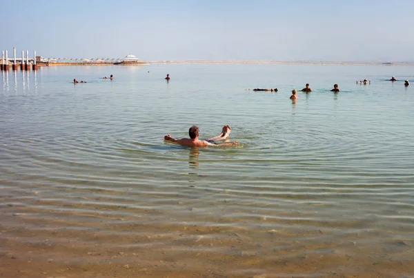 Pohled na Mrtvé moře na pláži. — Stock fotografie