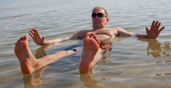 Человек расслабляется в воде . — стоковое фото