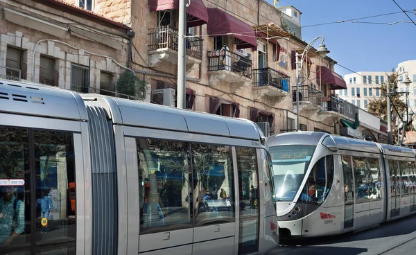 Straßenbahn auf der Straße von jerusalem. — Stockfoto