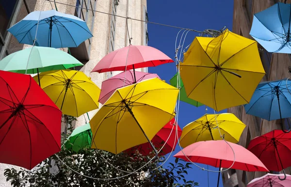 Ombrelli multicolori in strada . — Foto Stock