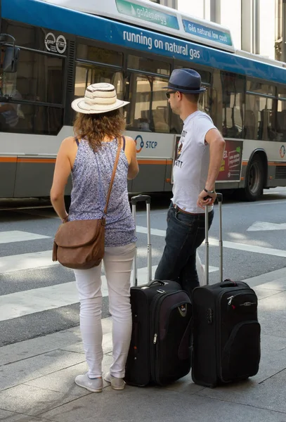 Two tourists on a bus stop. — Stock Photo, Image