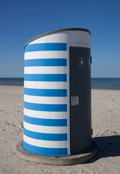 Toilette mobile su una spiaggia . — Foto Stock