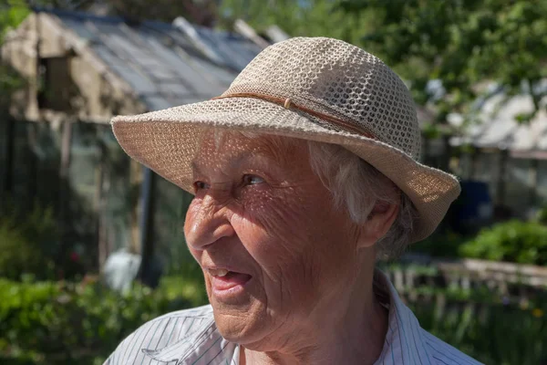 Donna anziana con cappello . — Foto Stock