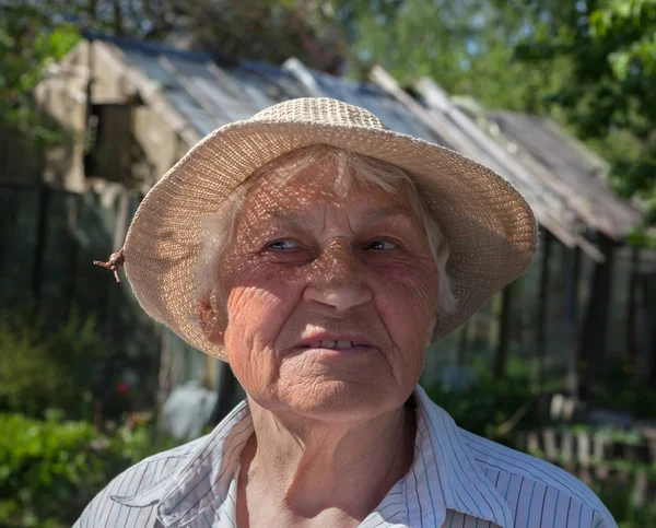 Donna anziana con cappello . — Foto Stock