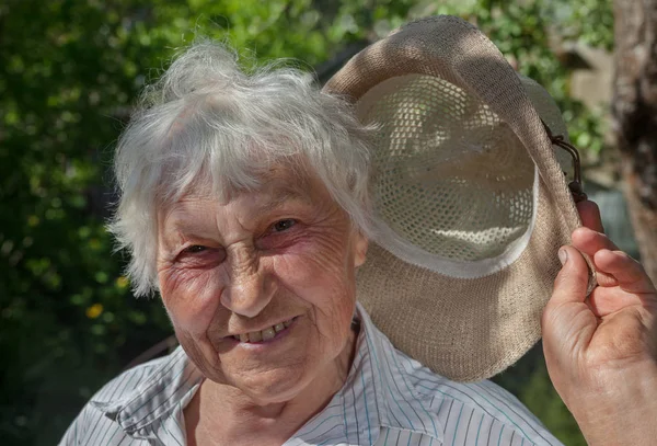 Starší žena s kloboukem. — Stock fotografie